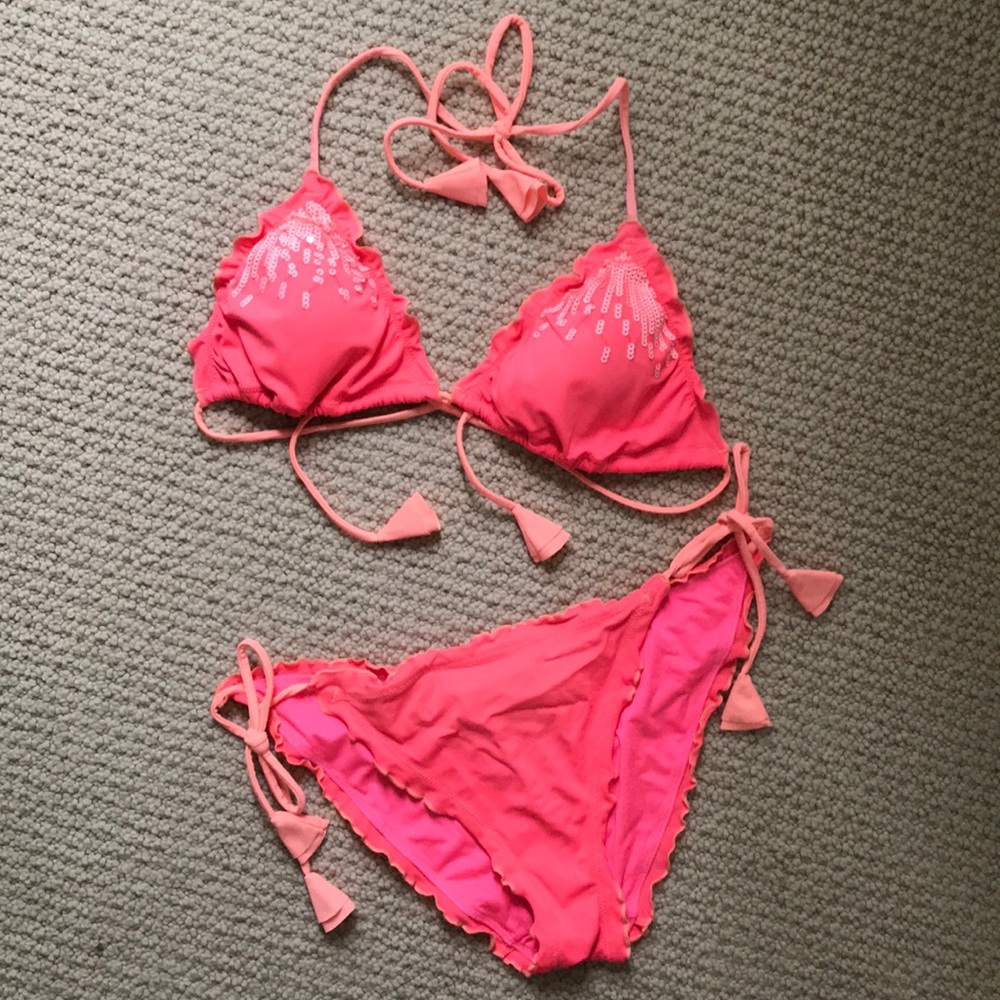 Victoria’s Secret string bikini w/ cheeky bottoms